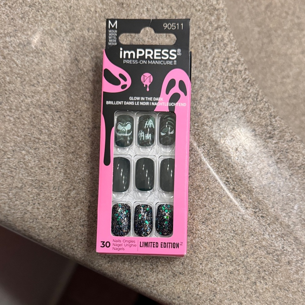 imPRESS Limited Edition Glow Press-On Manicure - Black and Green